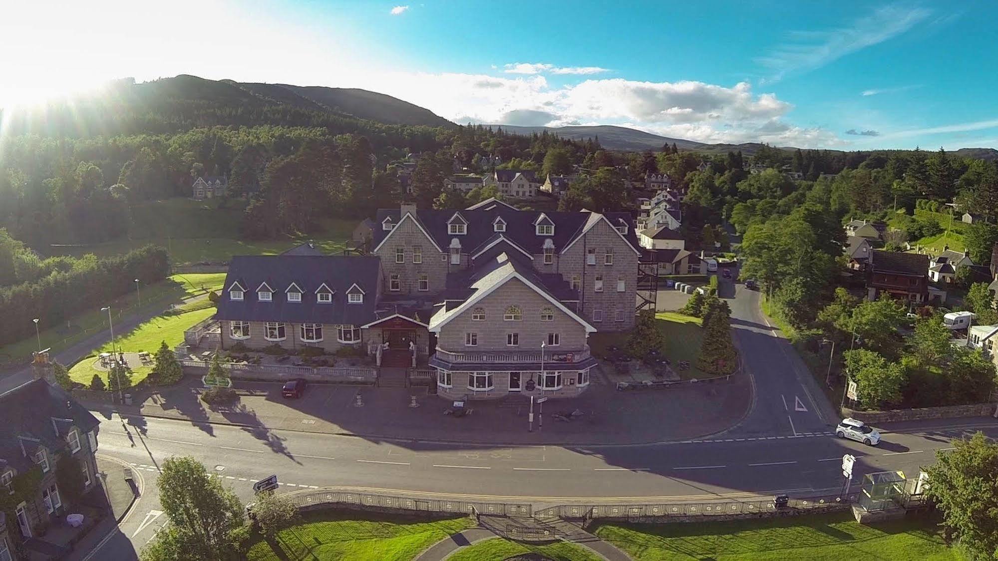 Duke Of Gordon Hotel Kingussie Exteriör bild